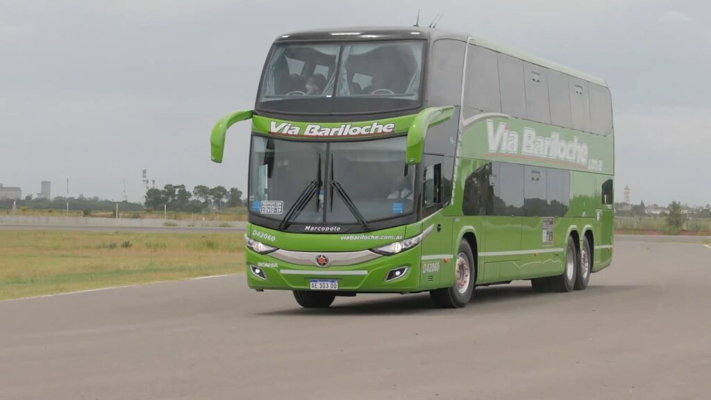 Autobús de larga distancia cómodo.