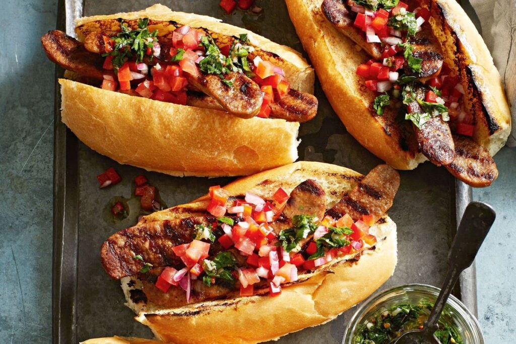 Choripan con criolla